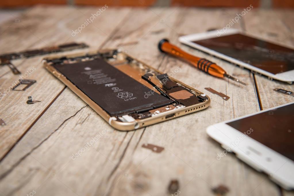 Tecnico che ripara un computer