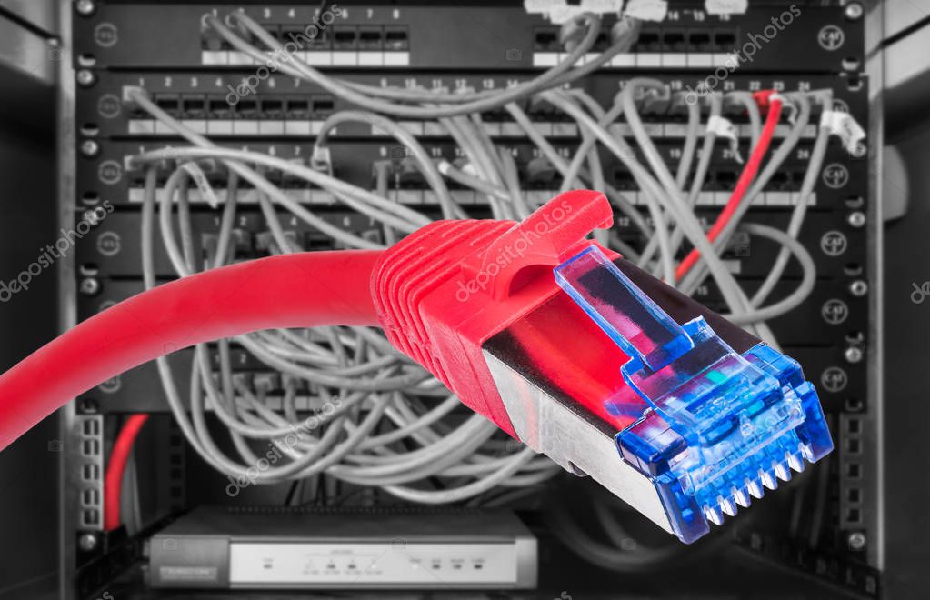 Armadio rack con patch panel e cablaggio ordinato