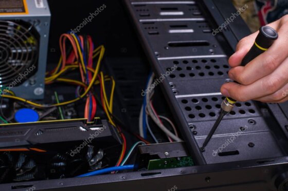 Tecnico informatico B-GRAPH al lavoro su un PC in laboratorio