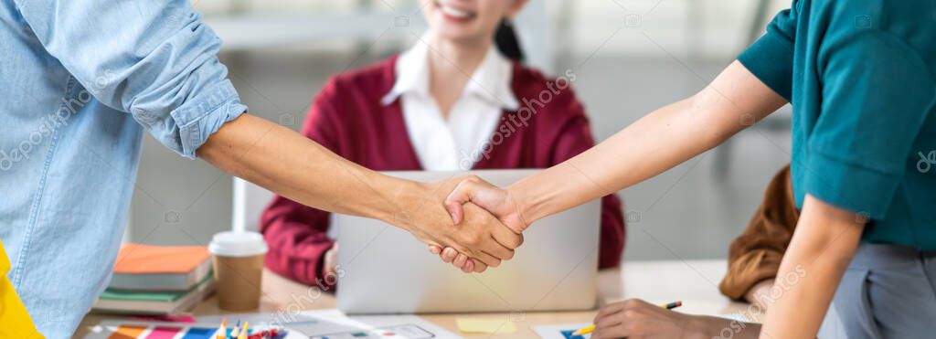 Stretta di mano con cliente in ufficio