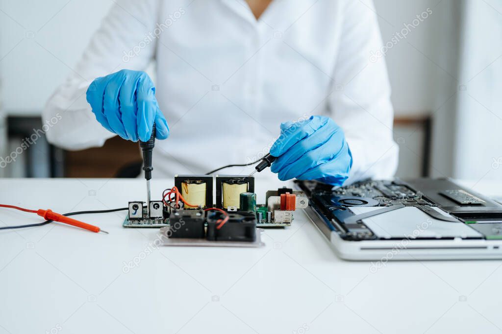 Tecnico esegue diagnosi su PC