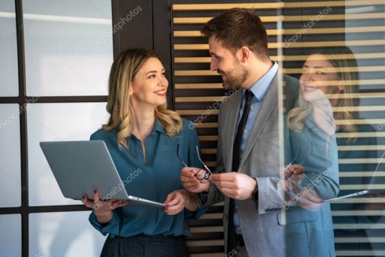 Consulenza informatica con cliente in ufficio